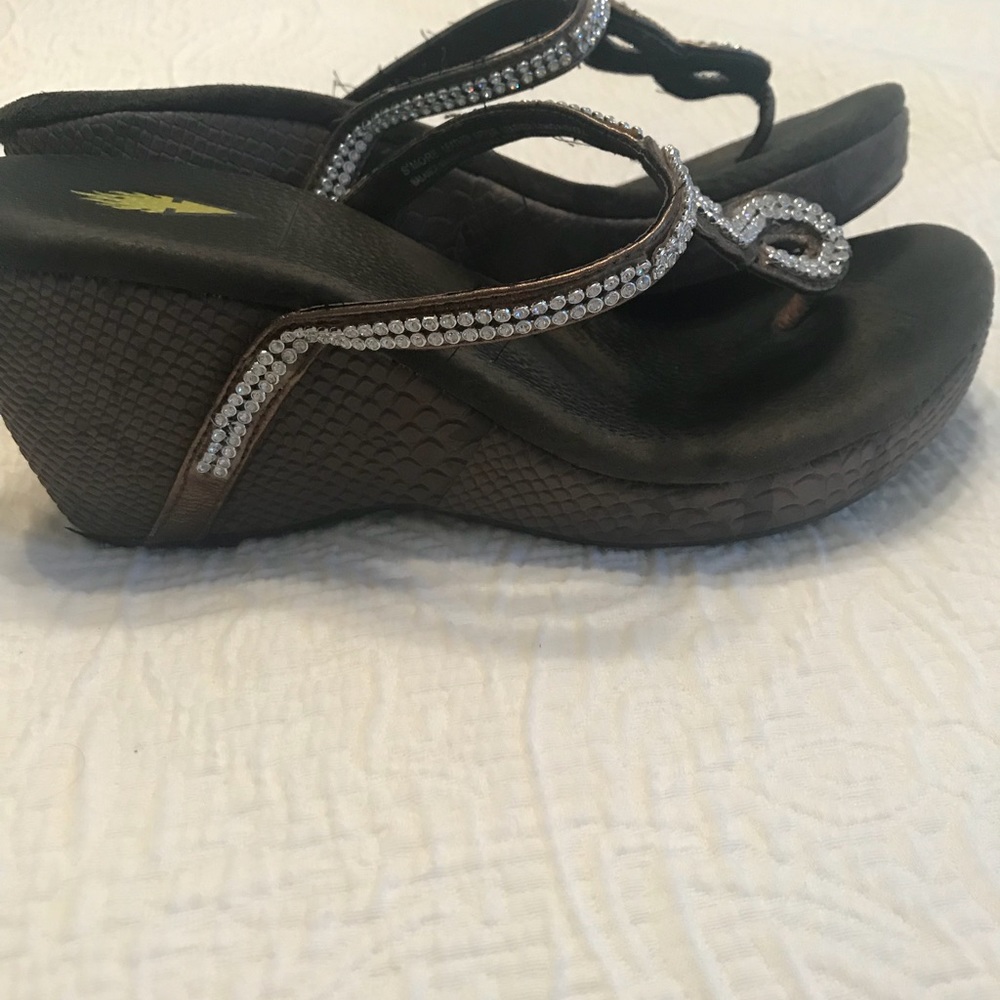 Volatile wedge shoe size 8